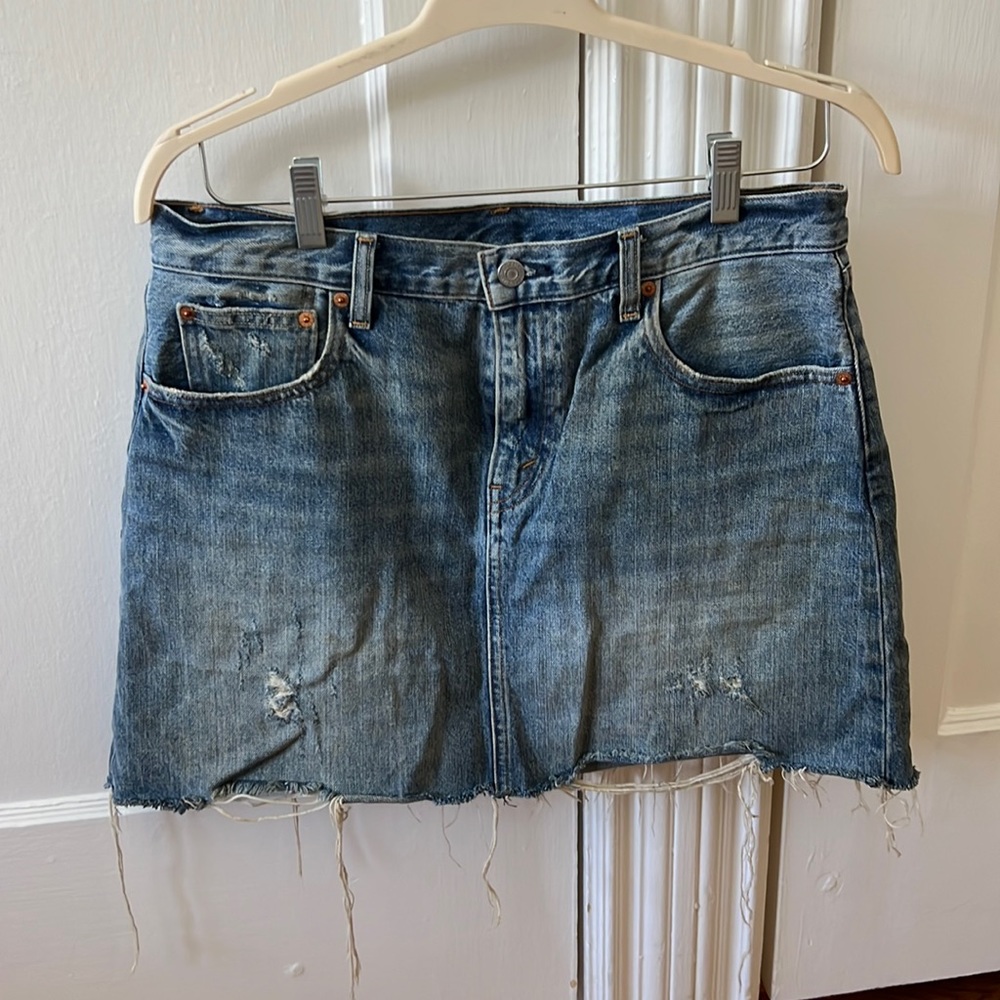 LEVI’S // Distressed Jean Skirt Size 31